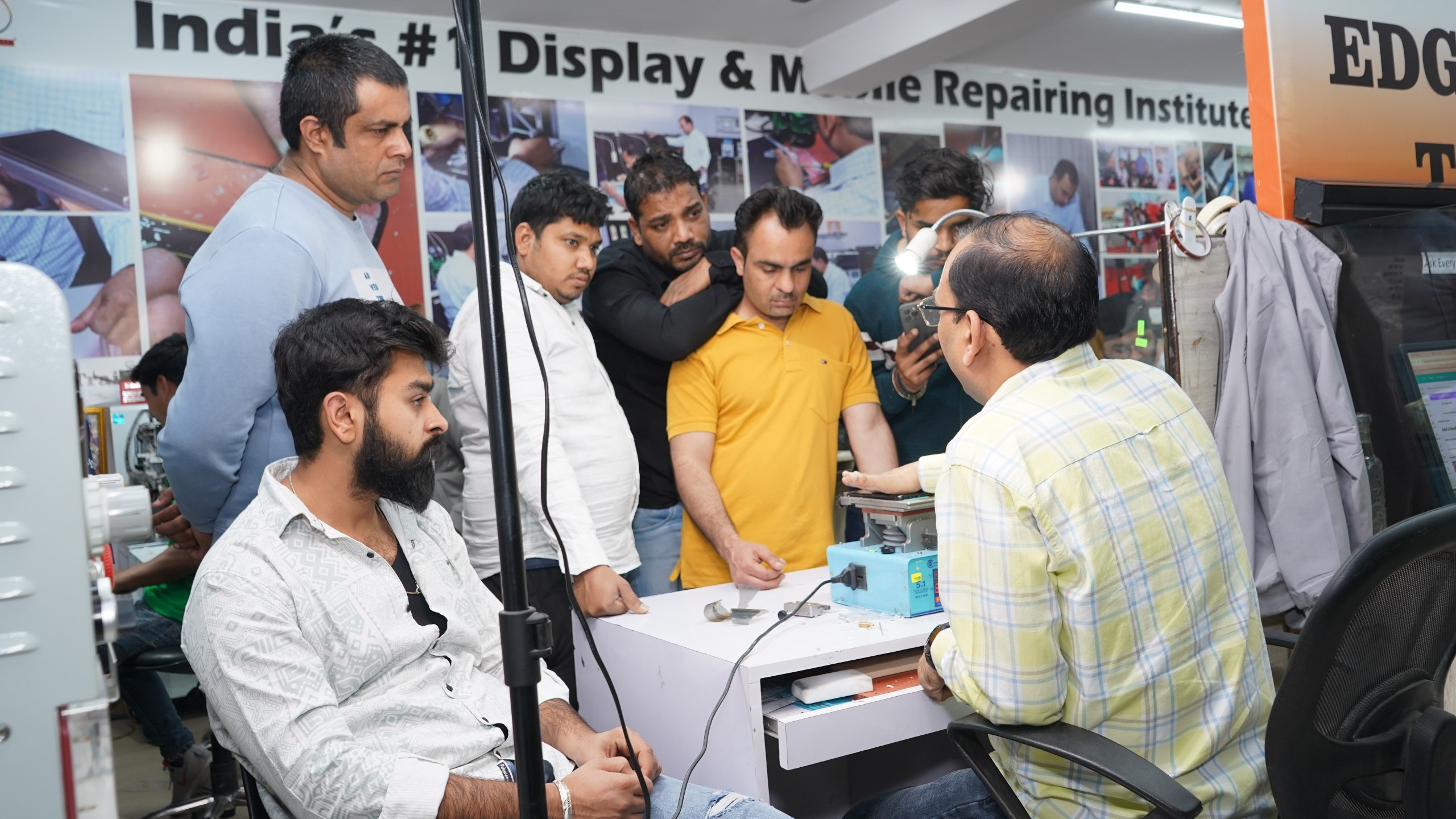 Screen Fixer Mobile Repairing Institute | Live Training
