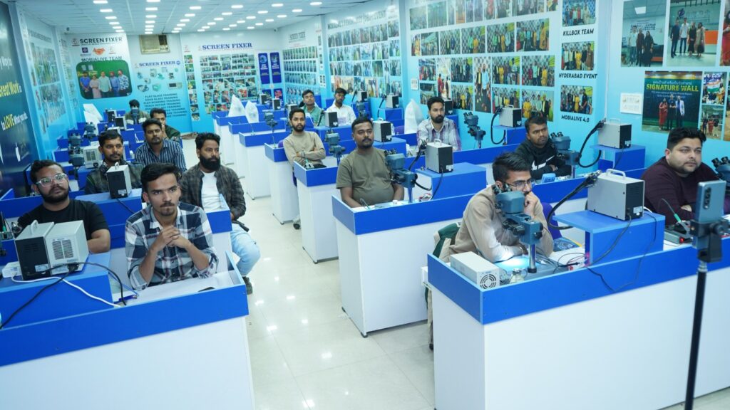 Best COF IC Flex Bonding Course in Delhi Learn Green Line & Pink Line Repair1 Screen Fixer Mobile Repairing Institute | Class